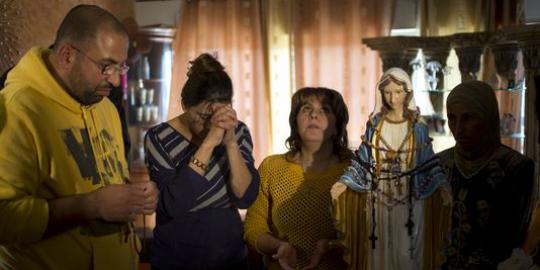 Patung Bunda Maria di Israel mengeluarkan air mata minyak