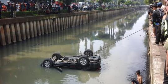 Dikemudikan office boy, Fortuner terjun ke Kali Cideng