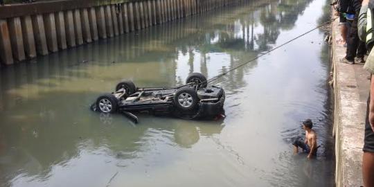 Mobil derek tak sanggup tarik Fortuner nyemplung di Kali Cideng