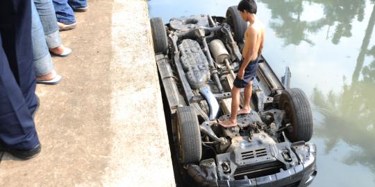 Fortuner terjun ke kali, office boy tak izin bos saat mengemudi