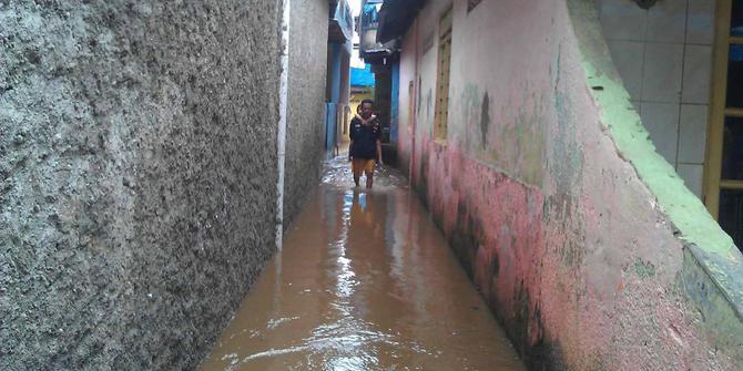 Tembok rumah warga Kampung Pulo jebol dihantam banjir 