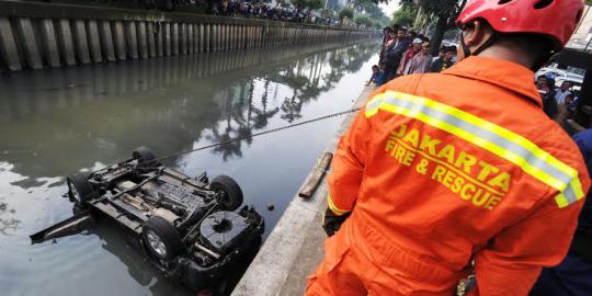 Mesin Fortuner yang nyemplung ke kali Cideng akan dijual pemilik