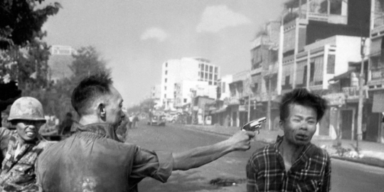 tahanan viet kong saat perang vietnam karya eddie adams rev2