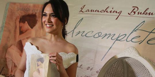 [Resensi Buku] Shandy Aulia Izinkanmu Mengintip Buku Hariannya