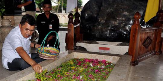 Di Blitar, JK nyekar di makam Bung Karno