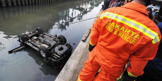 Kecelakaan tragis belajar mobil terjun bebas