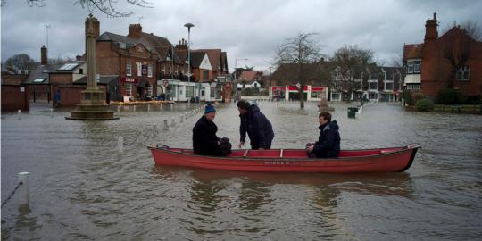 Ini alasan hujan di Indonesia disebut penyebab banjir di Inggris