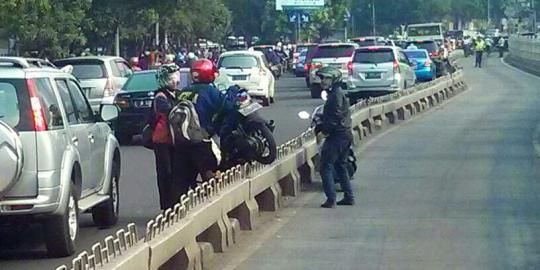 Takut ditilang, pengendara angkat motor lewati separator 50 cm