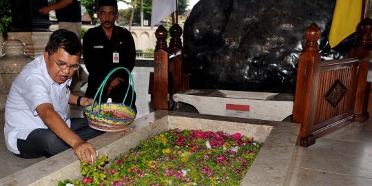 Perjalanan JK saat berziarah ke makam Bung Karno di Blitar