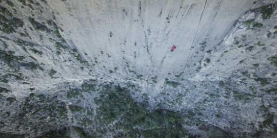 Pria ini panjat dinding setinggi 457 meter dengan tangan kosong