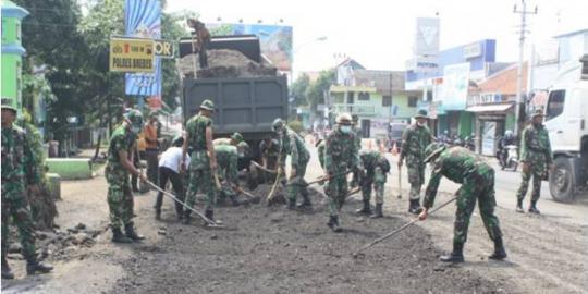 Siang malam prajurit Kostrad perbaiki jalan rusak di Pantura