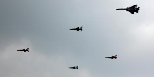Aksi jet tempur T-50i Golden Eagle bermanuver di langit Halim