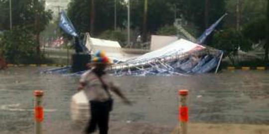 11 Tenda capres Demokrat di Surabaya ambruk disapu angin