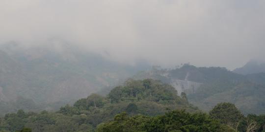  Gunung Kelud meletus hujan kerikil mulai berjatuhan dari 