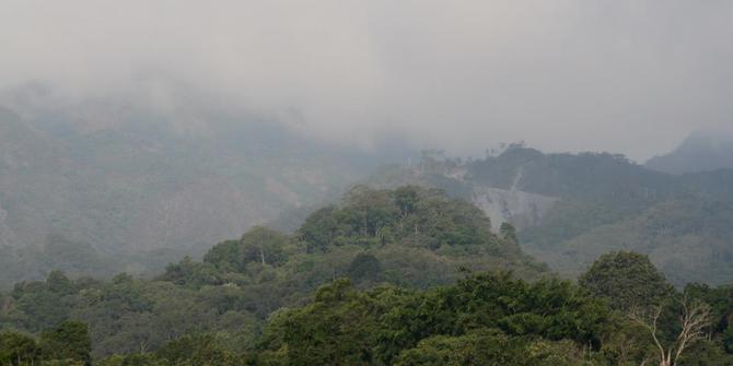 Kelud meletus, hujan batu di radius 20 Km dari puncak 