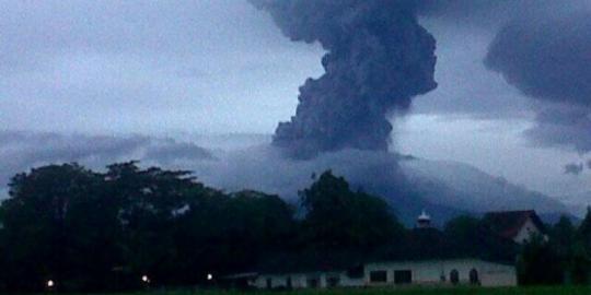 Gunung Kelud meletus, ada suara dentuman di Gunung Merapi