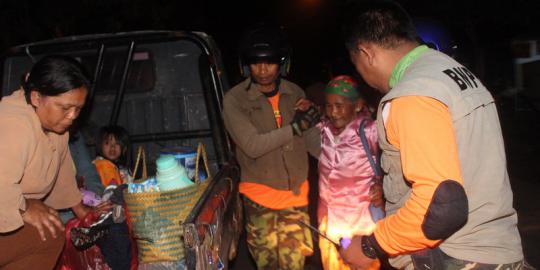 Gunung Kelud meletus, warga panik mengungsi