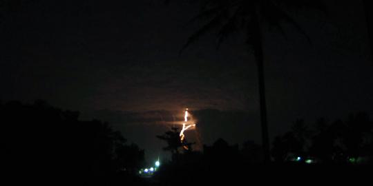 Gunung Kelud meletus, tiga bandara ditutup