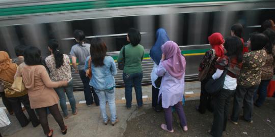 Commuter line mogok di Cilebut, penumpang berjubel di stasiun