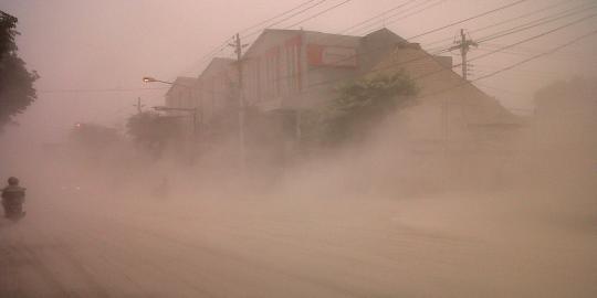 Hingga Jumat siang, abu vulkanik Kelud menebal di Purwokerto