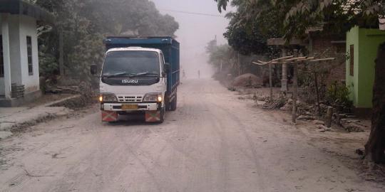 Hujan abu akibat erupsi Kelud juga sampai ke Kota Mataram NTB