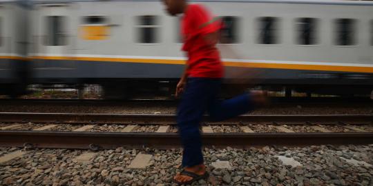 Abu vulkanik Kelud hambat perjalanan kereta api di jalur selatan