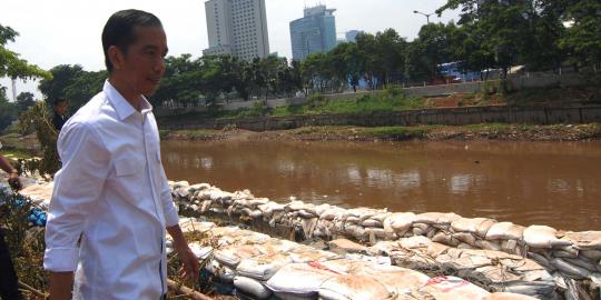 Cek tanggul longsor Petamburan, Jokowi heran ada rumah di sungai