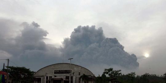 Pemandangan saat Gunung Kelud erupsi