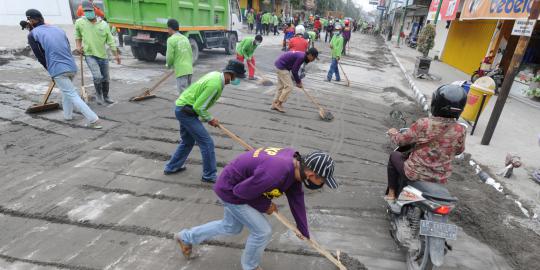 Abu vulkanik mereda, warga Kediri mulai bersih-bersih jalan