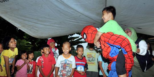 Hibur anak-anak korban banjir Pejaten, PMI datangkan 'Spiderman'