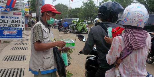 Abu vulkanik Kelud meluas, penjual masker di Bandung laku keras