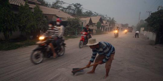 Di radius 6 km zona bahaya, warga bersihkan abu Kelud