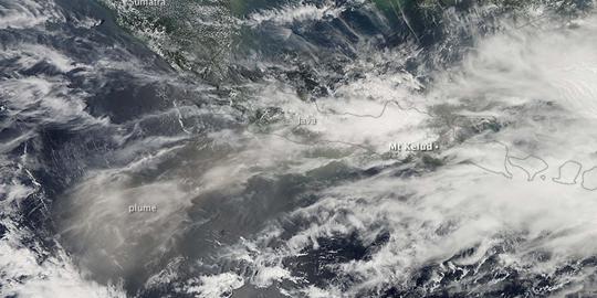Sebaran abu vulkanik Kelud dilihat dari satelit luar angkasa