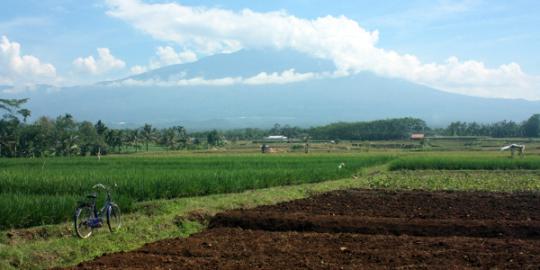 Puncak Gunung Slamet diselimuti badai, jalur pendakian ditutup