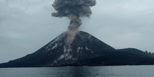 Gempa vulkanik Gunung Anak Krakatau 212 kali, status waspada II