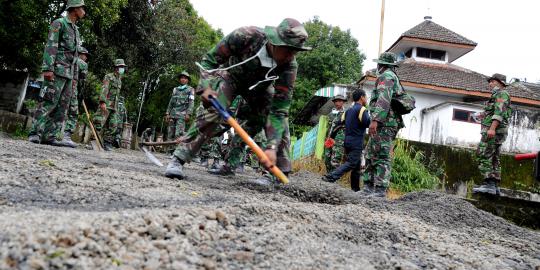 Aksi TNI AD bersihkan kerikil dalam jarak 5 km dari Gunung Kelud