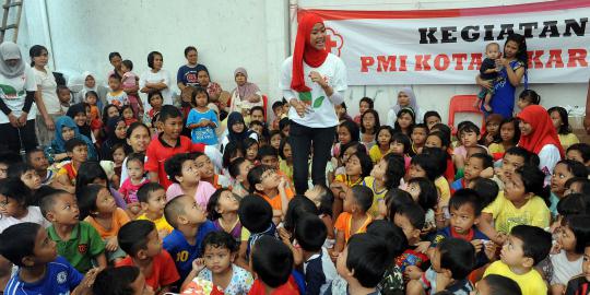 PMI hibur anak-anak korban banjir di Cawang