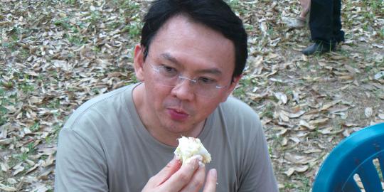 Pulang kampung, Ahok pesta durian montong milik Asan