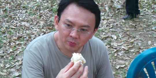 Liburan ke kampung halaman, Ahok habiskan satu durian Montong