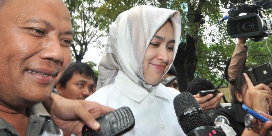 Sambangi KPK, Airin hanya tersenyum manis