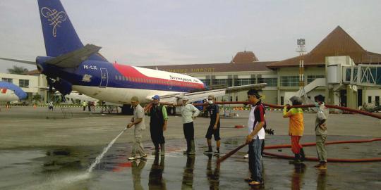 Pembersihan Bandara Adi Soemarmo dari abu letusan Gunung Kelud