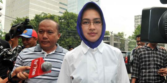 Kesetiaan Airin jenguk Wawan di Rutan KPK