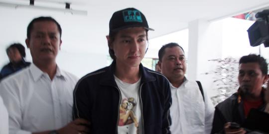 Usai diperiksa di Polsek Pulogadung, Roger digelandang ke BNN