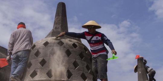 Aktivitas Kelud menurun, ratusan warga bersihkan Candi Borobudur