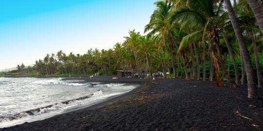 6 Pantai berpasir hitam paling unik di bumi