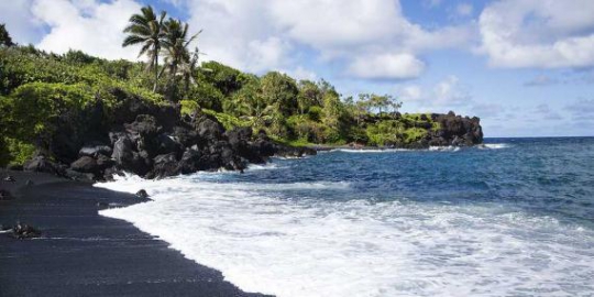 6 pantai berpasir hitam paling unik di bumi