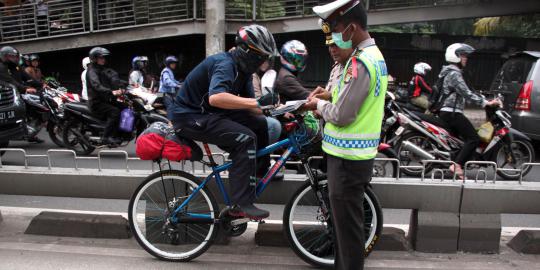 Sterilisasi jalur busway, sepeda 'kena tilang'