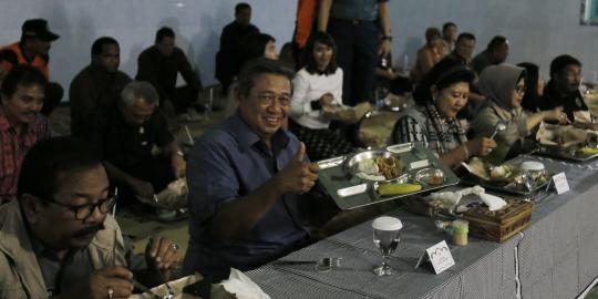 Tinjau korban Kelud, SBY makan nasi bungkus bareng pengungsi