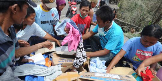 Nestapa korban letusan Gunung Kelud berebut pakaian bekas