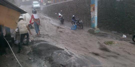 Batu Malang diguyur hujan, lereng Kelud banjir lahar dingin